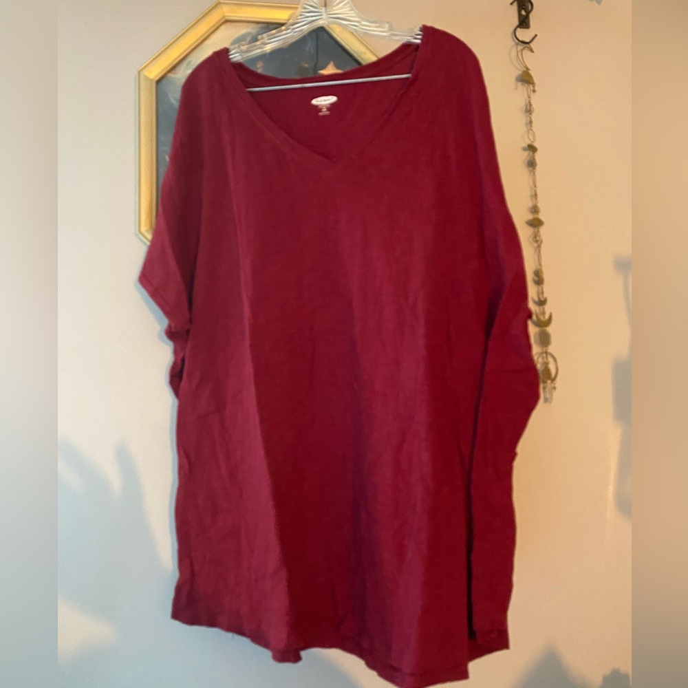 Old Navy maroon T-shirt